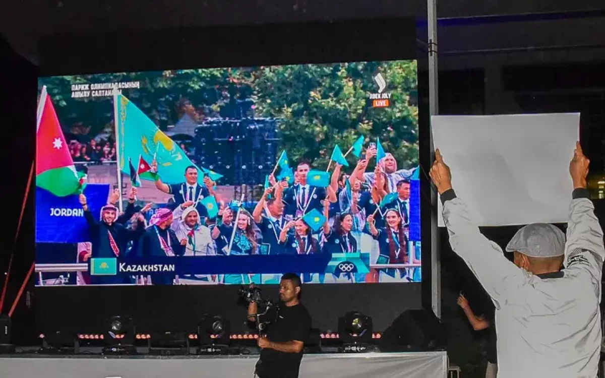 Париж Олимпиадасы: Қазақстан делегациясы көк Туды желбіретті