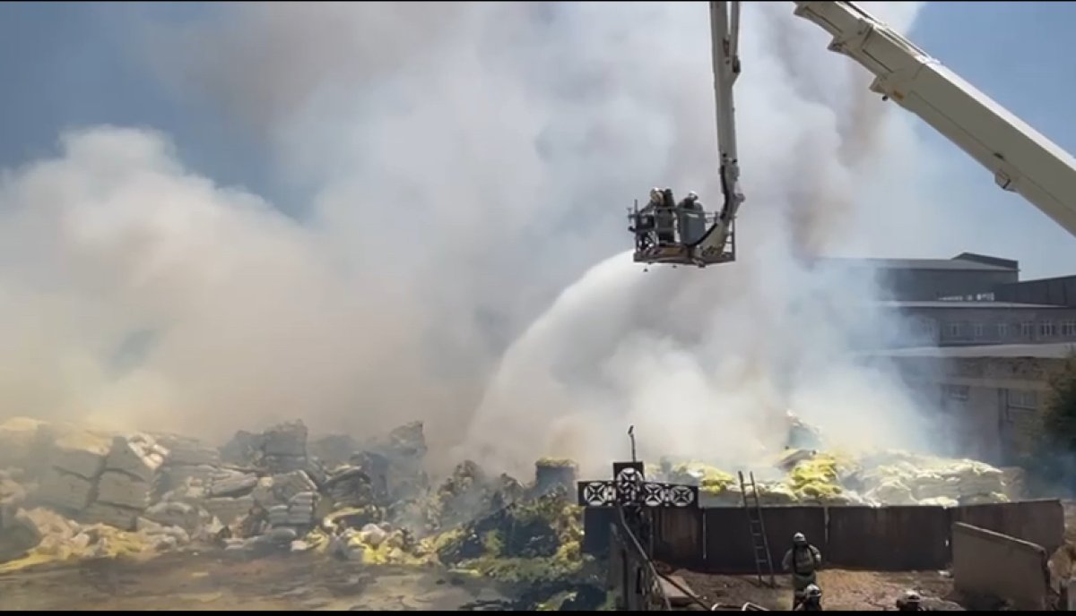 Сотни спасателей тушат возгорание серы в Шымкенте: пожар удалось локализовать