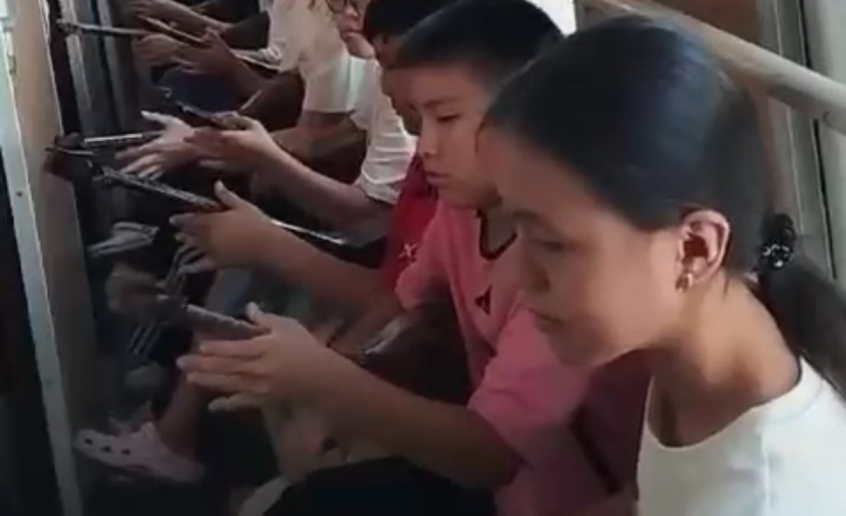 Национальное ликование: живой концерт в честь победы на ОИ устроили в поезде Алматы-Оскемен (ВИДЕО)