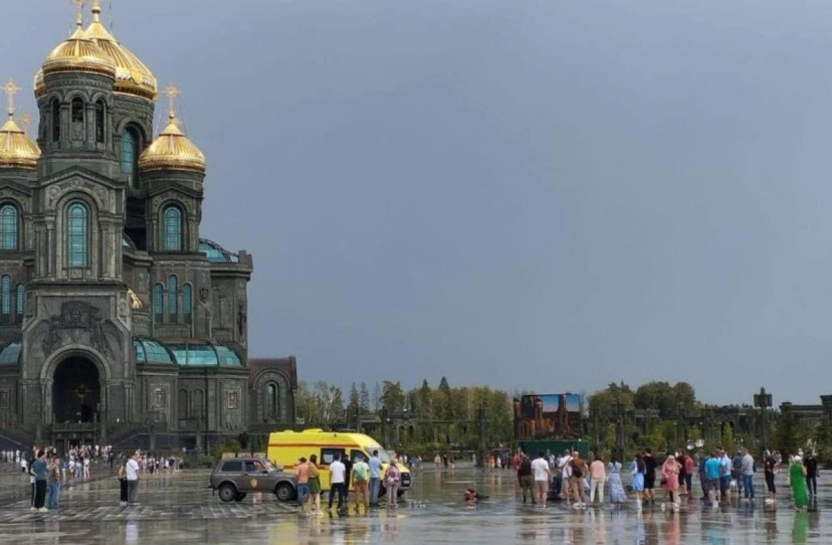 Молния ударила в людей в российском Подмосковье: один погибший, трое пострадавших