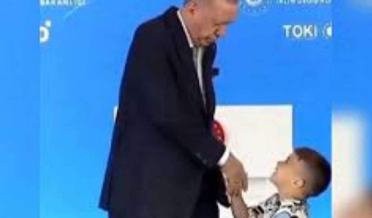 Дикасы мен кисы бар анормальды әйелді көрсетіңіз