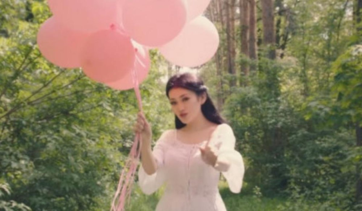 Ерке Есмахан "Қайда?" әнін студент қыздан 250 мың теңгеге сатып алған