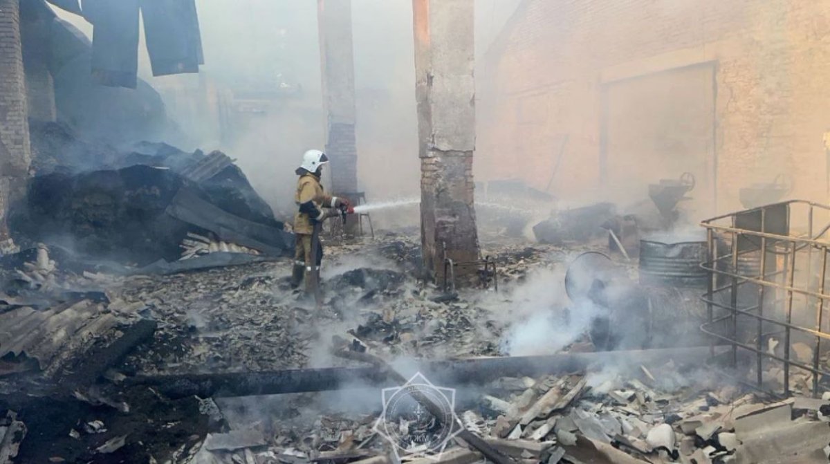 Склад со стройматериалами сгорел в Алматинской области