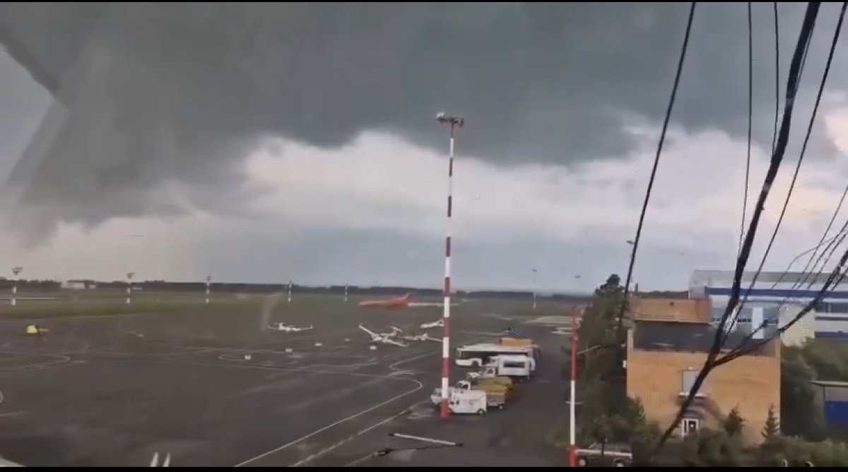 Смерч разбросал самолеты и вертолеты в татарстанском аэропорту
