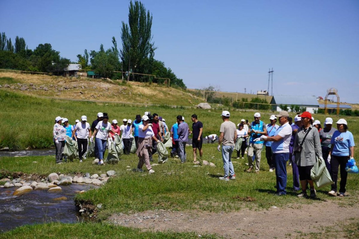 «Таза бейсенбі»: «AMANAT» партиясының мүшелері өзен аңғарлары мен жағалауларын тазартты