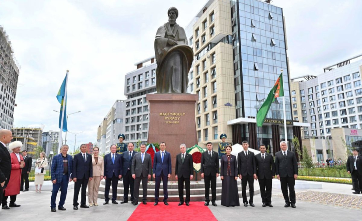 Памятник Махтумкули открыли в Астане