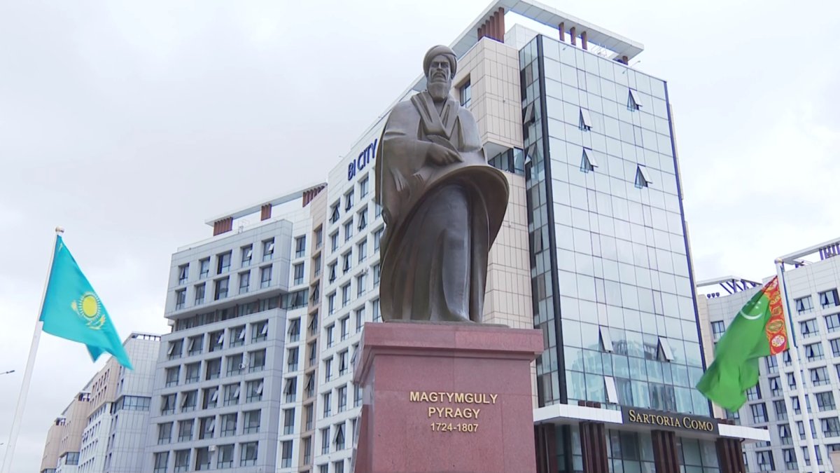 Ашимбаев и Бердымухамедов открыли памятник туркменскому поэту Махтумкули Фраги