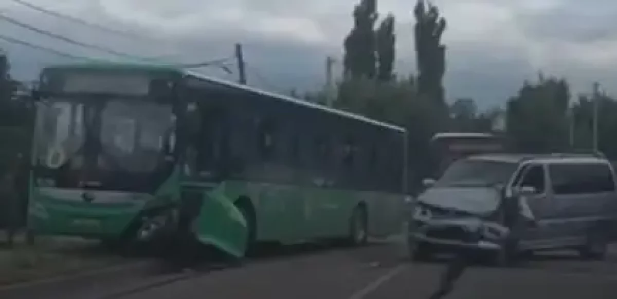 Алматыда тағы да автобус апатқа ұшырады: зардап шеккендер бар