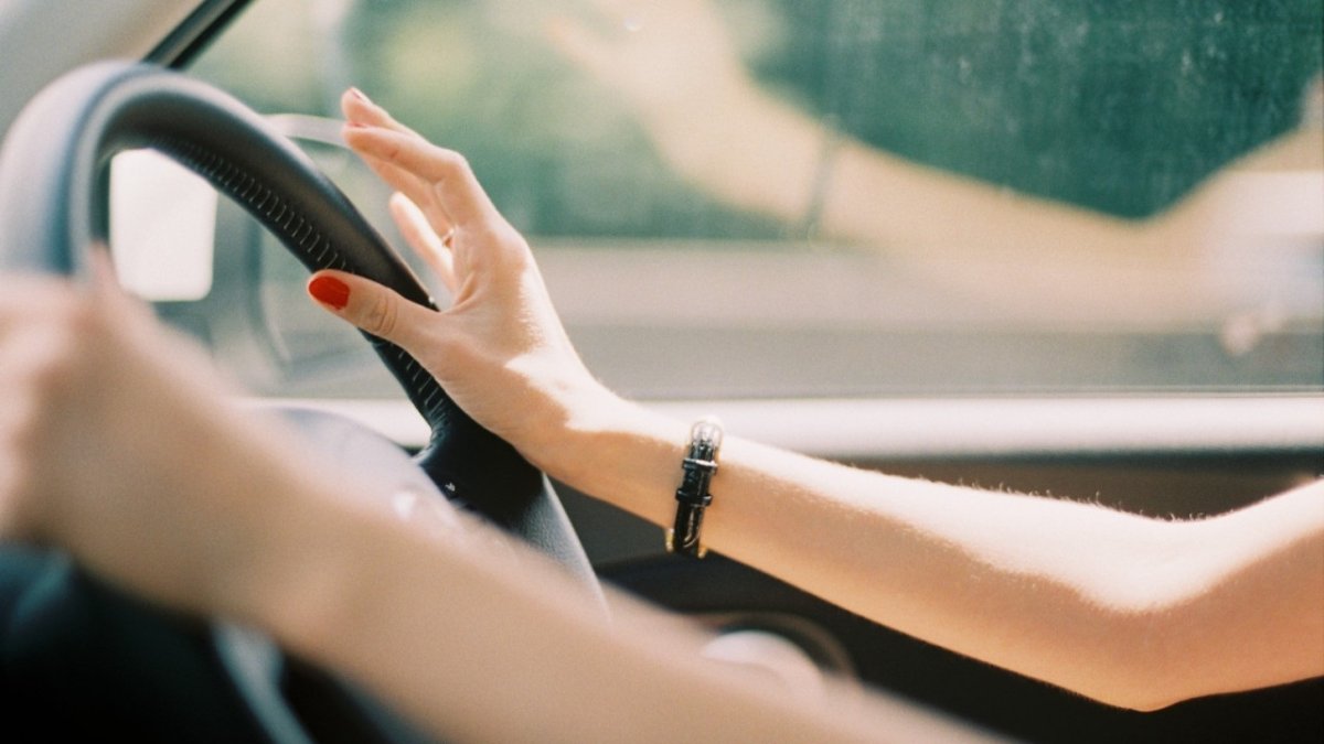 Түркістан облысында полицейдің саусағын сындырып, үйіне алып кеткен әйел 3 жылға сотталды