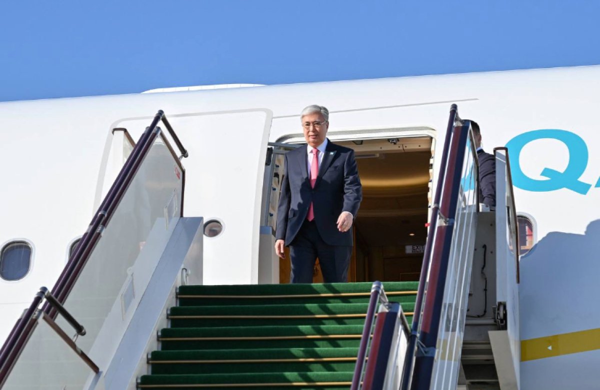 Токаев прибыл в Азербайджан для участия в неформальном саммите Организации тюркских государств