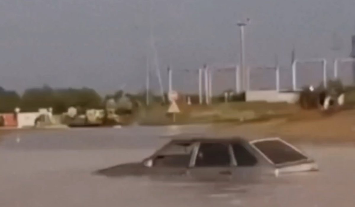 Затопленные улицы, тонущие автомобили и сорванные крыши: акимат Семея извинился за последствия непогоды