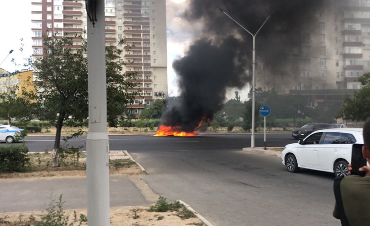 Авто сгорело на проезжей части в Актау: женщина получила ожоги
