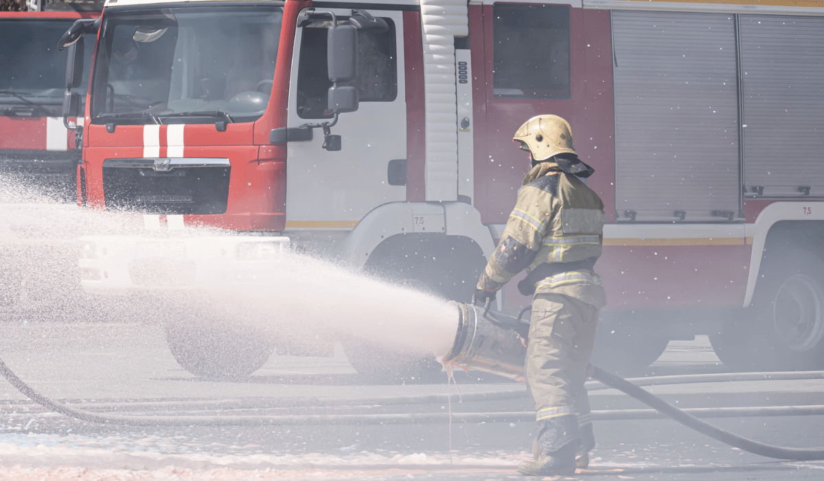 Ақтауда жолда көлік өртеніп, әйел адамды күйік шалды