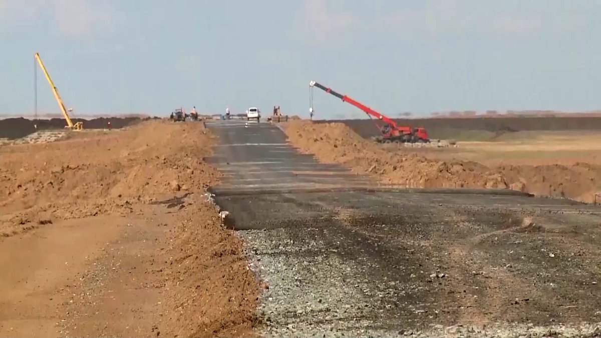 «Асфальт крошится в руках»: Бектенов раскритиковал акиматы за качество дорог в регионах