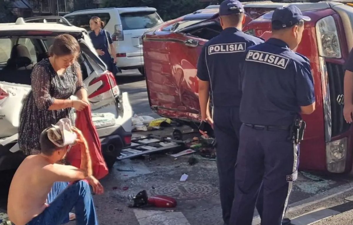 Алматыда полиция автобусы жеңіл көлікпен соқтығысты