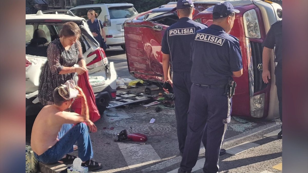 Алматыда күзет қызметі автобусы жеңіл көлікпен соқтығысты