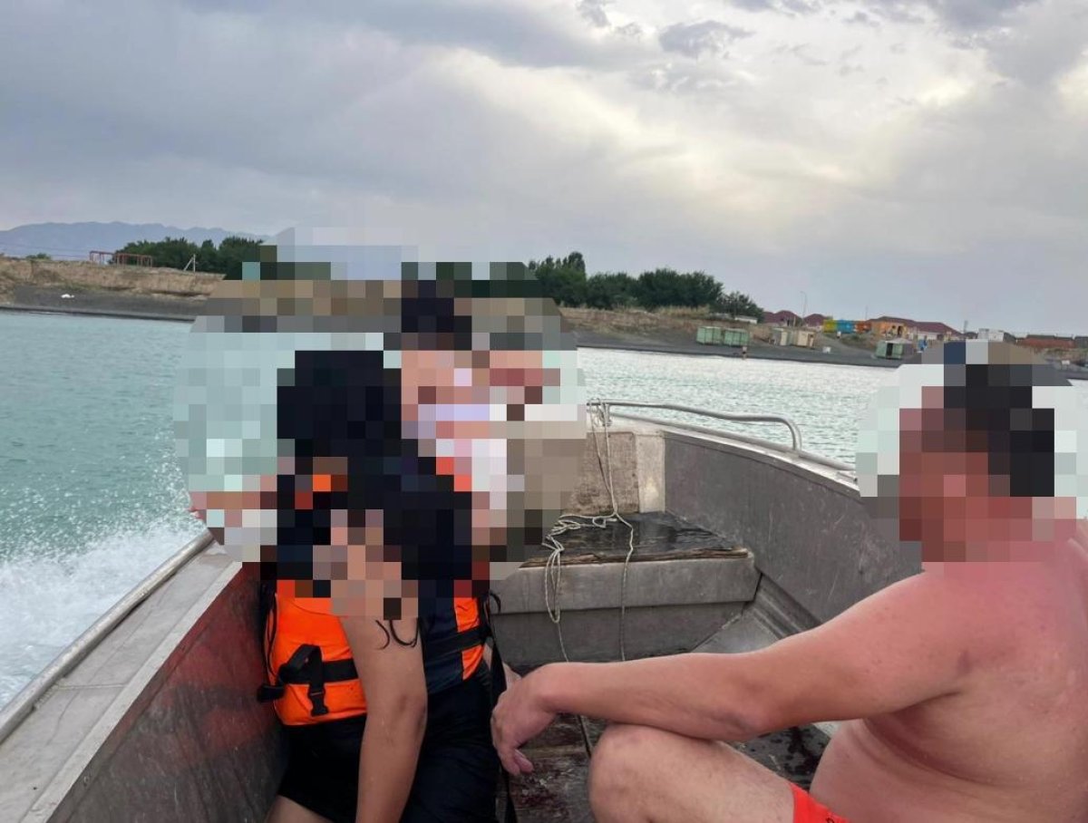 Четверо туристов на катамаране едва не утонули в Алаколе