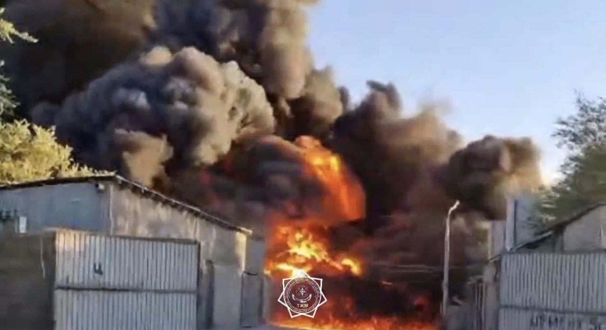 Крупный пожар с разлитым топливом произошел в Шымкенте (ВИДЕО)