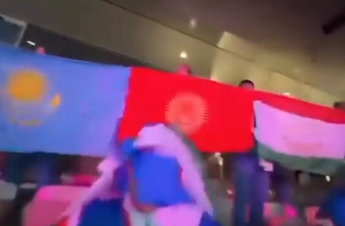 Олимпиадада өзбекстандық жанкүйерлер Қазақстанның туын желбіретті