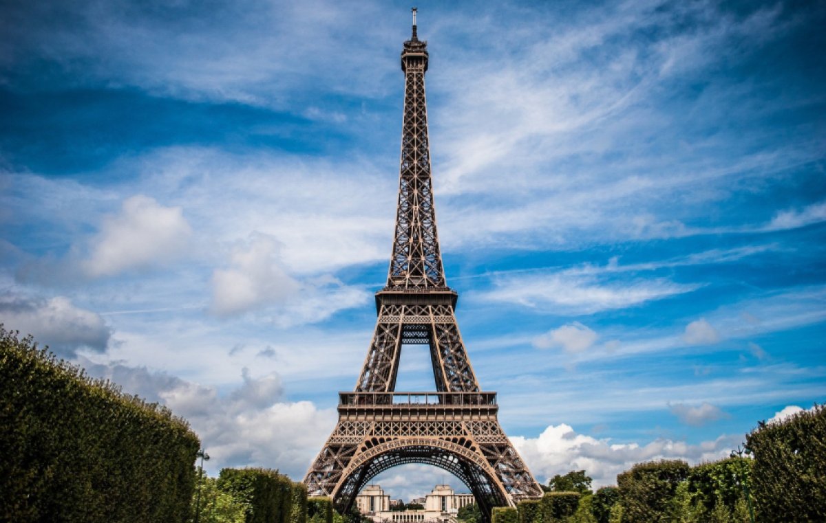 Мужчина залез на Эйфелеву башню за несколько часов до церемонии закрытия Олимпиады