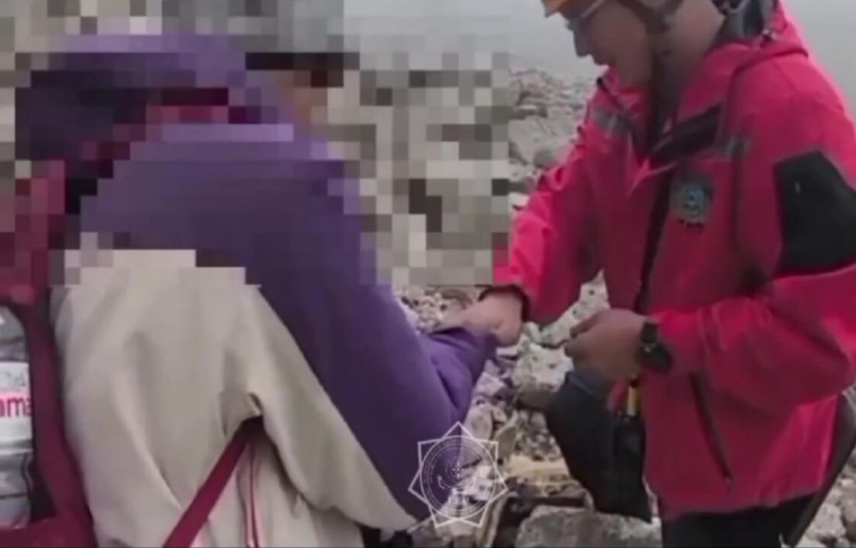 «Өзін нашар сезінген»: құтқарушылар таудан туристердің түсуіне көмектесті