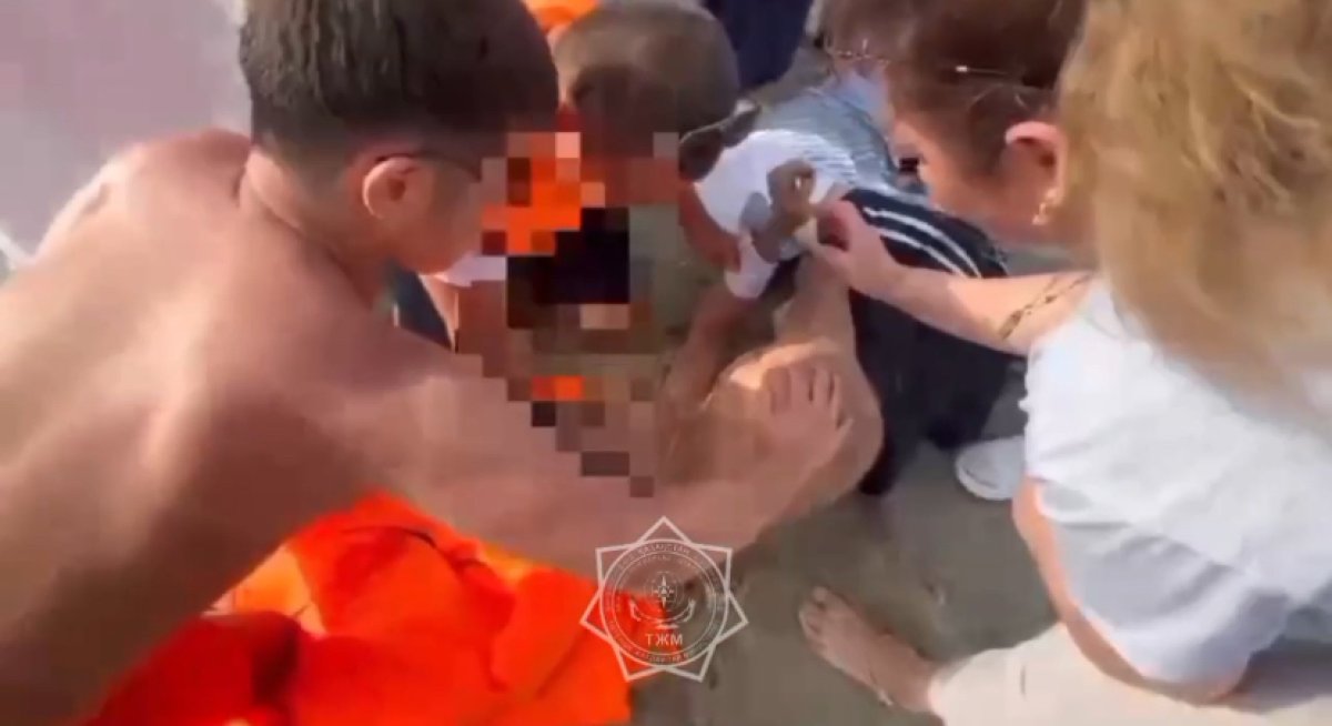 Мужчину спасли в Каспийском море