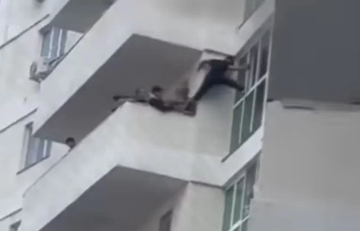 Астанада ер адам өртеніп жатқан пәтердің терезесінен ішке кіріп, 15 жасар қызды құтқарып қалды