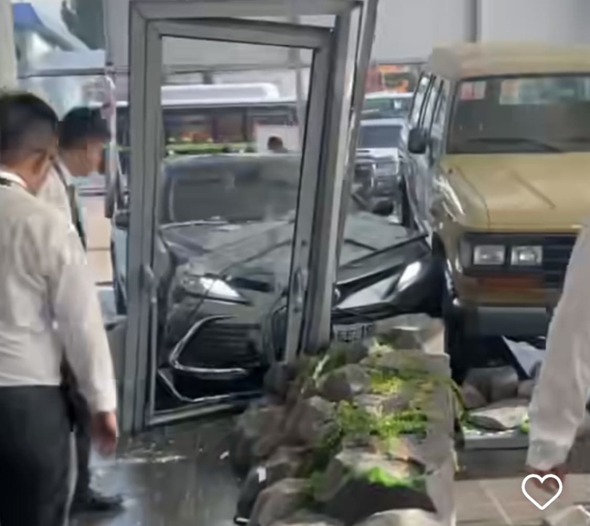 Легковушка протаранила автосалон в Алматы