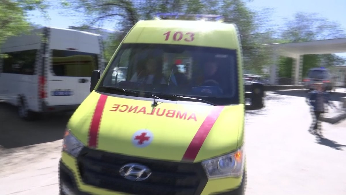 Карета «скорой помощи» с пациентом увязла в грязи в Актобе