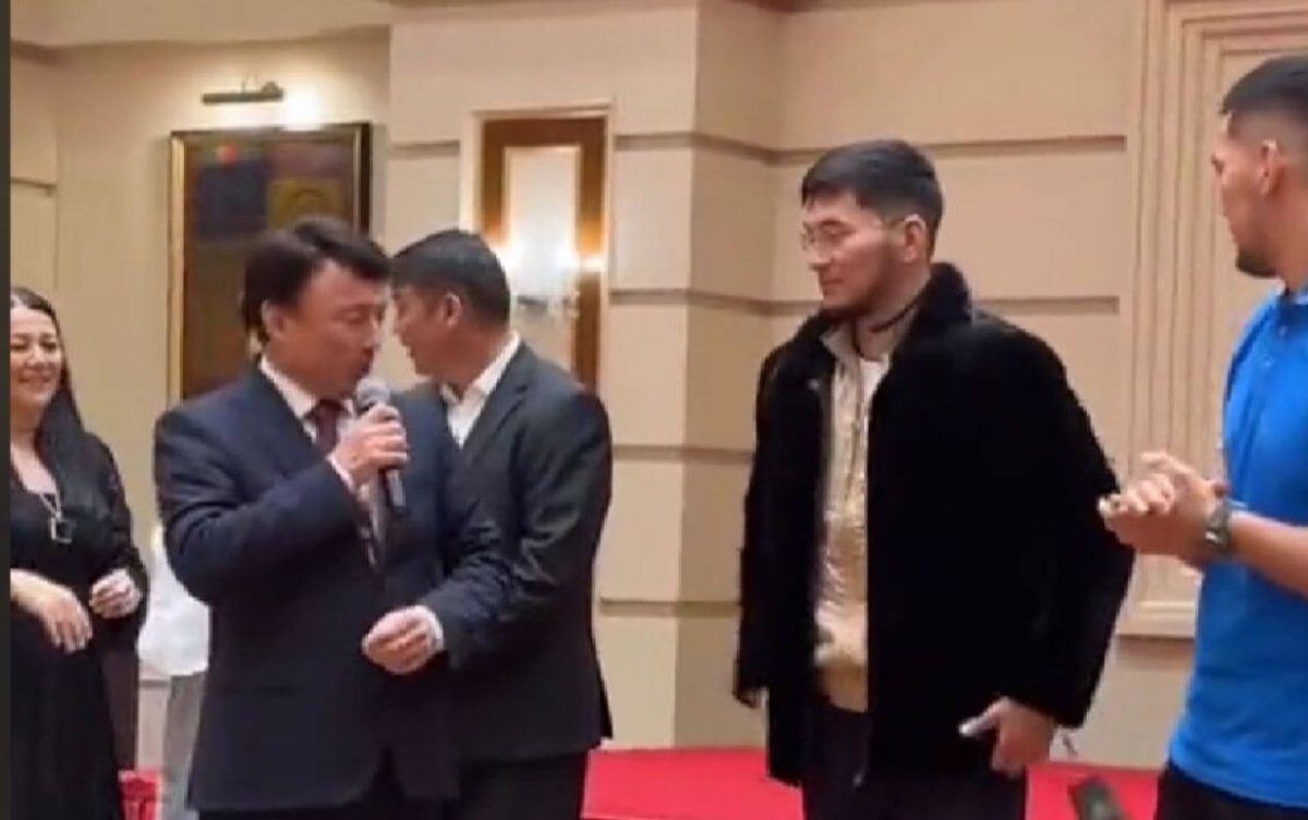 Димаш Құдайбергеннің ата-анасы Нұрбек Оралбайға тон кигізді