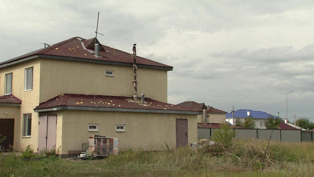 Қалың бұршақ жауып, үйлердің шатырын тесіп кеткен