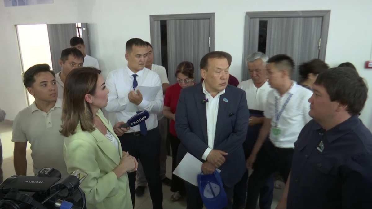 На очереди в центре оказания специальных социальных услуг жалуются жители Шымкента