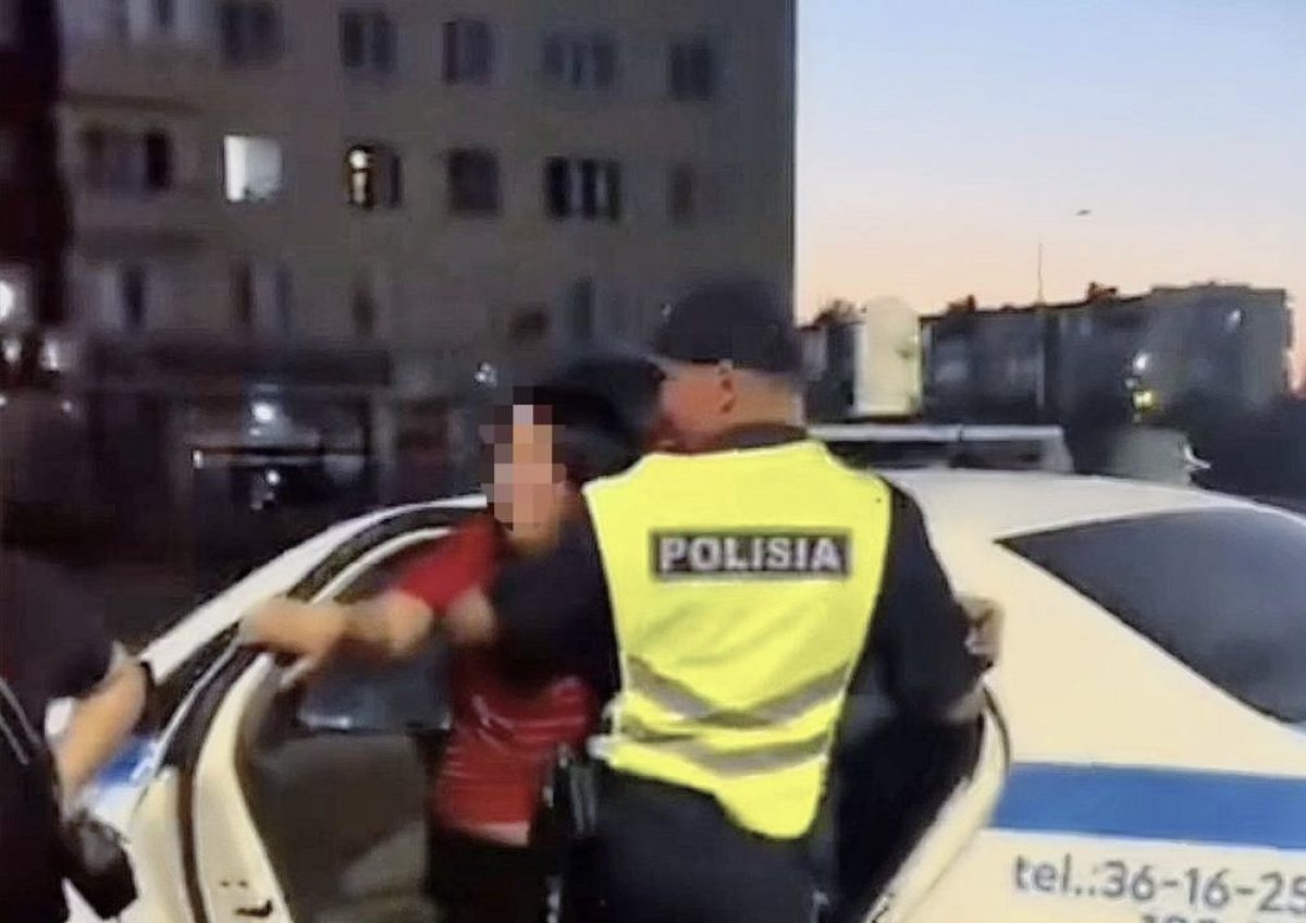 Две семейчанки матерились и кидались на полицейских