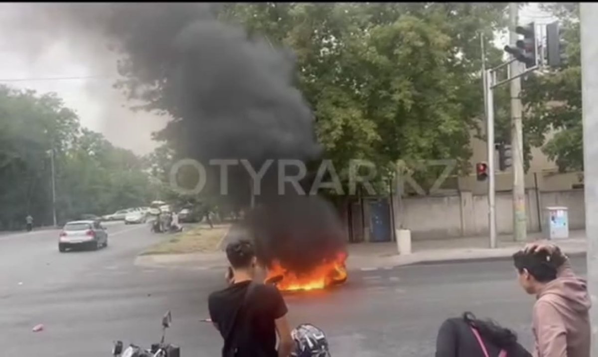 Два мотоциклиста столкнулись и устроили пожар в центре Шымкента