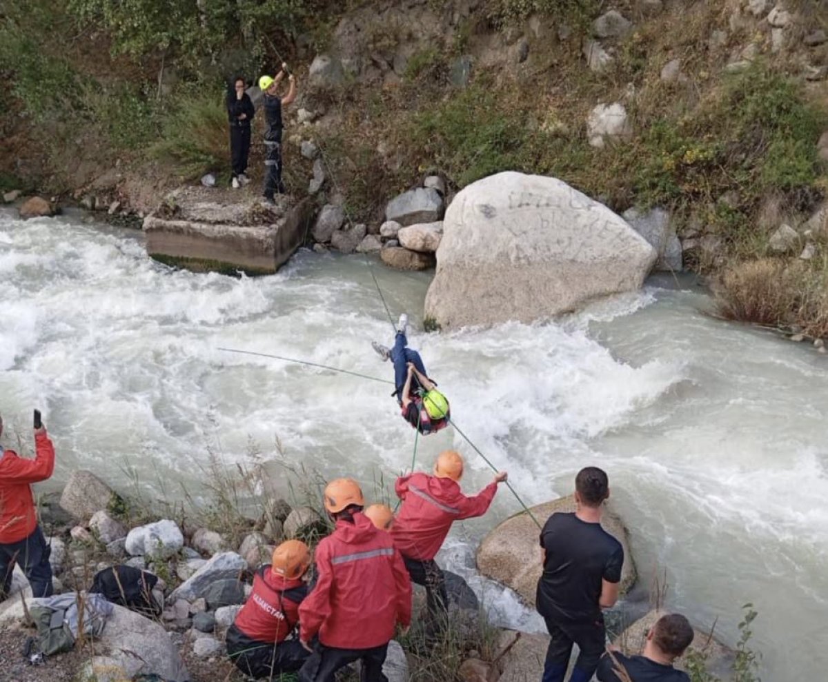 Четверых туристов пришлось переправлять через бурную реку в горах Алматы