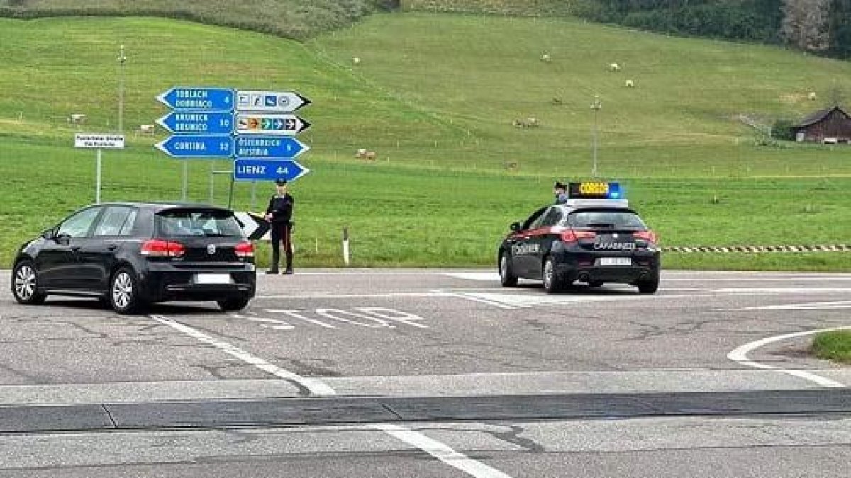 Неизвестный открыл стрельбу и забаррикадировался в доме в Италии