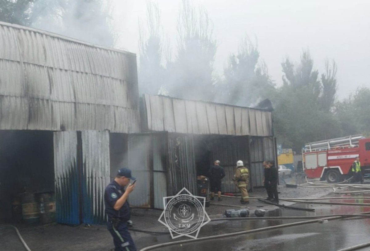 Пожар на рынке «Жибек Жолы» в Алматы: сгорело три машины