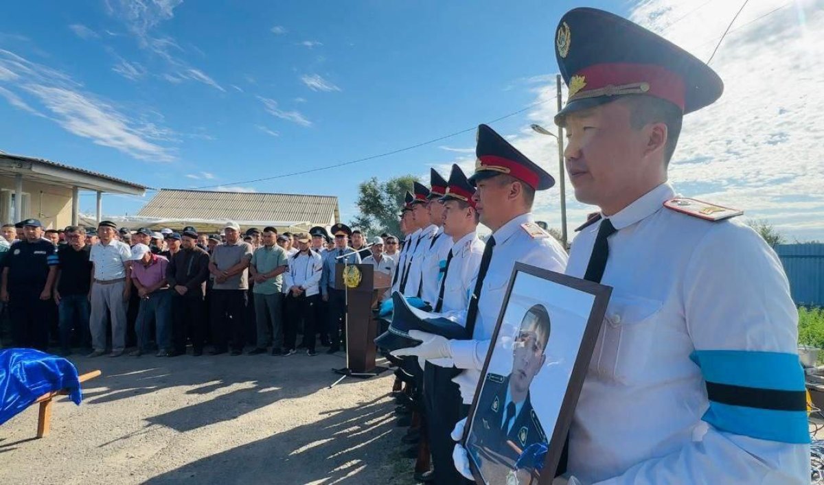 C погибшими при исполнении полицейскими простились в Жамбылской области: их представят к ордену "Айбын"