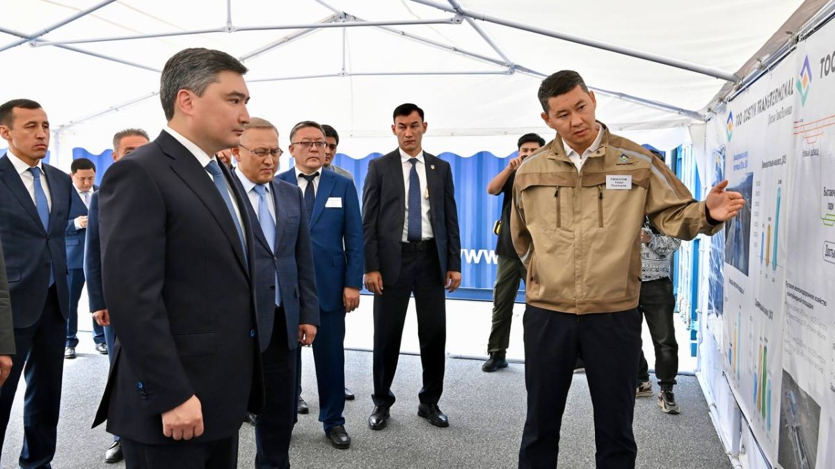 Премьер-министр проверил работу перевалочных терминалов и таможенного поста на границе с Китаем