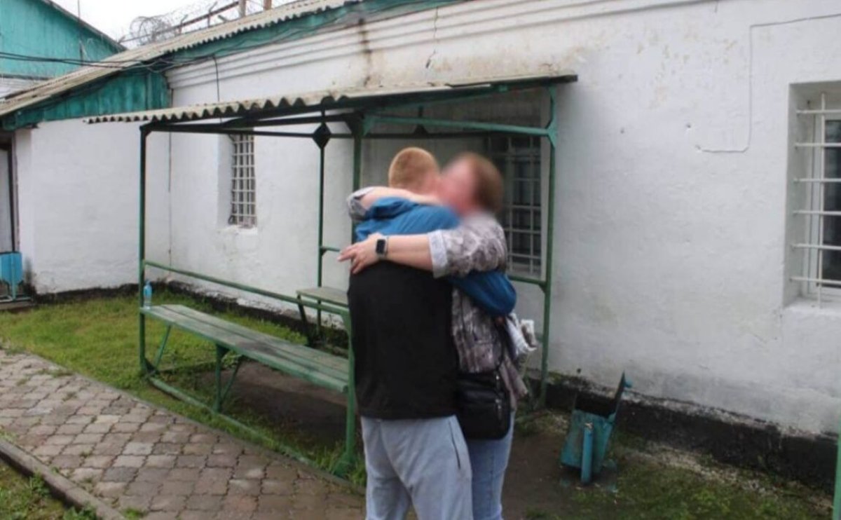 «Бір-бірін 1,5 жылдай көрмеген»: анасы мен ұлы қауышты