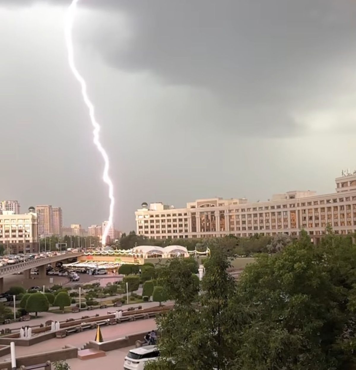 Найзағай ойнап, Астананы су басты