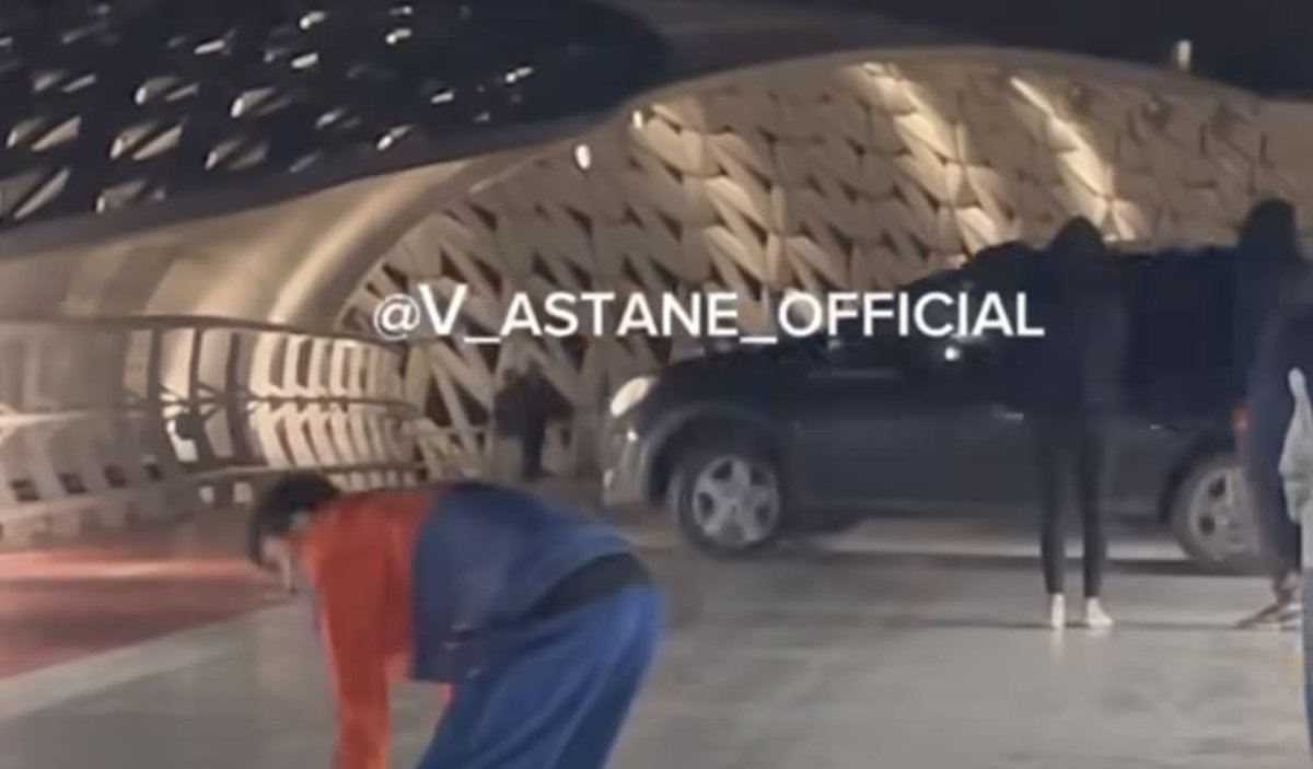 Житель Астаны на спор проехал по пешеходному мосту и арестован на 15 суток