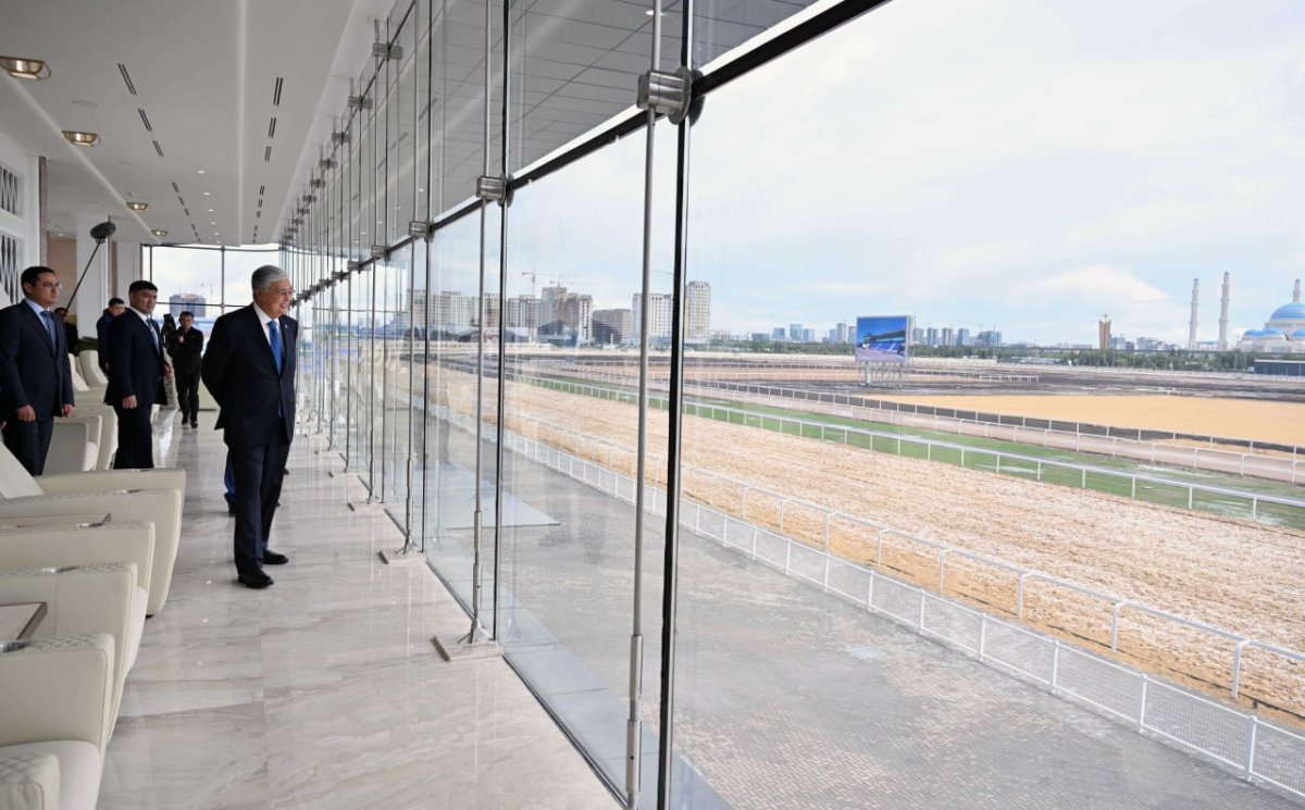 Мемлекет басшысы ат спортынан жарыстар өтетін «Қазанат» ипподромын көрді