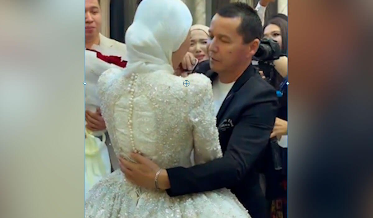 «Екі жыл гаражда күте ме»: Абай Бегей 16 жаста тұрмыс құрған қызына көлік сыйлады