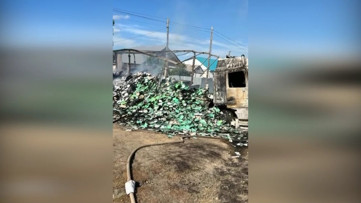 Актюбинские полицейские задержали подозреваемого в поджоге фуры со школьными тетрадями