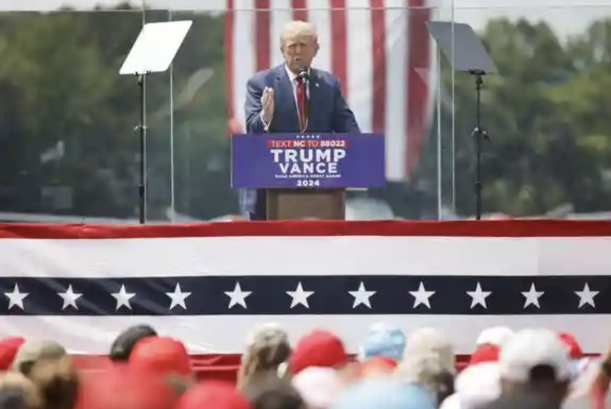 Трамп впервые после покушения выступил на открытом воздухе