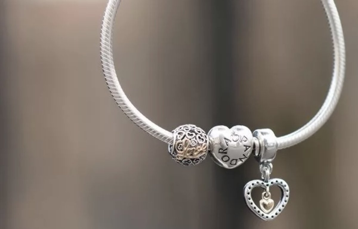 Астанчанин подарил девушке браслет бывшей невесты и попал под статью