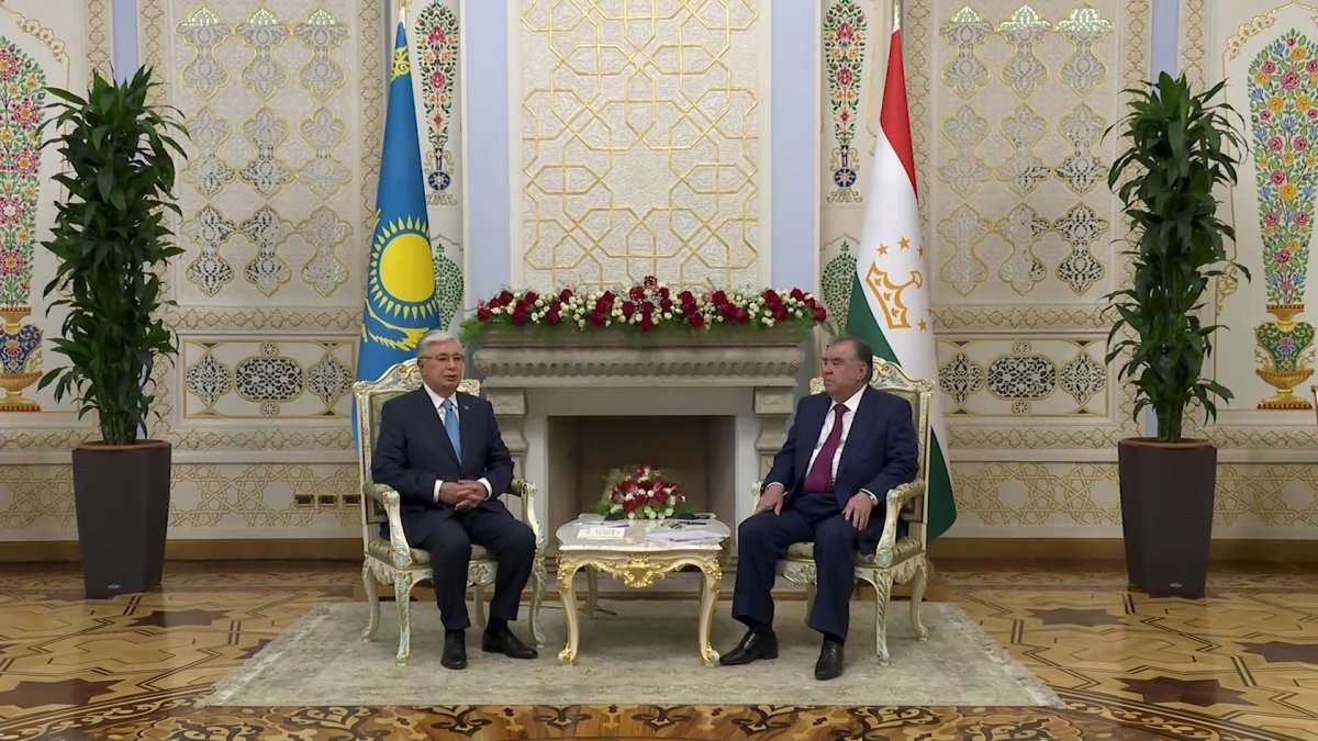 Президенты Казахстана и Таджикистана  провели переговоры в узком формате