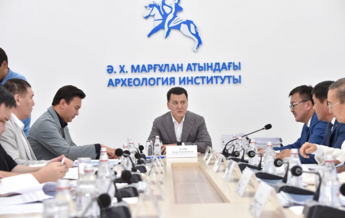 Госсоветник встретился с руководителями и членами редколлегий нового многотомника по истории Казахстана