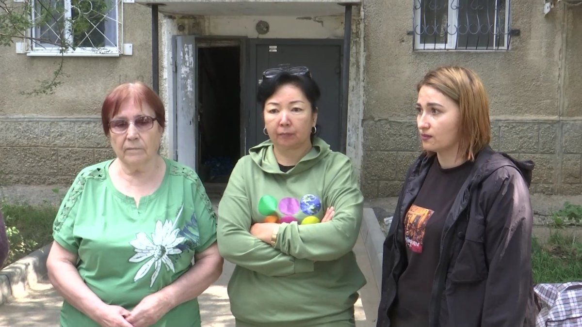 Жители многоэтажки в Актобе третий год не могут добиться ремонта по программе модернизации